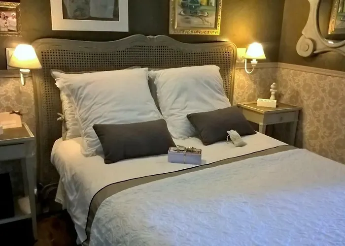 לינה וארוחת בוקר Le Clos Manceau 3*