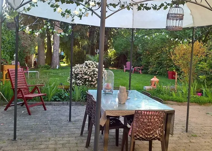 לינה וארוחת בוקר Le Clos Manceau 3*